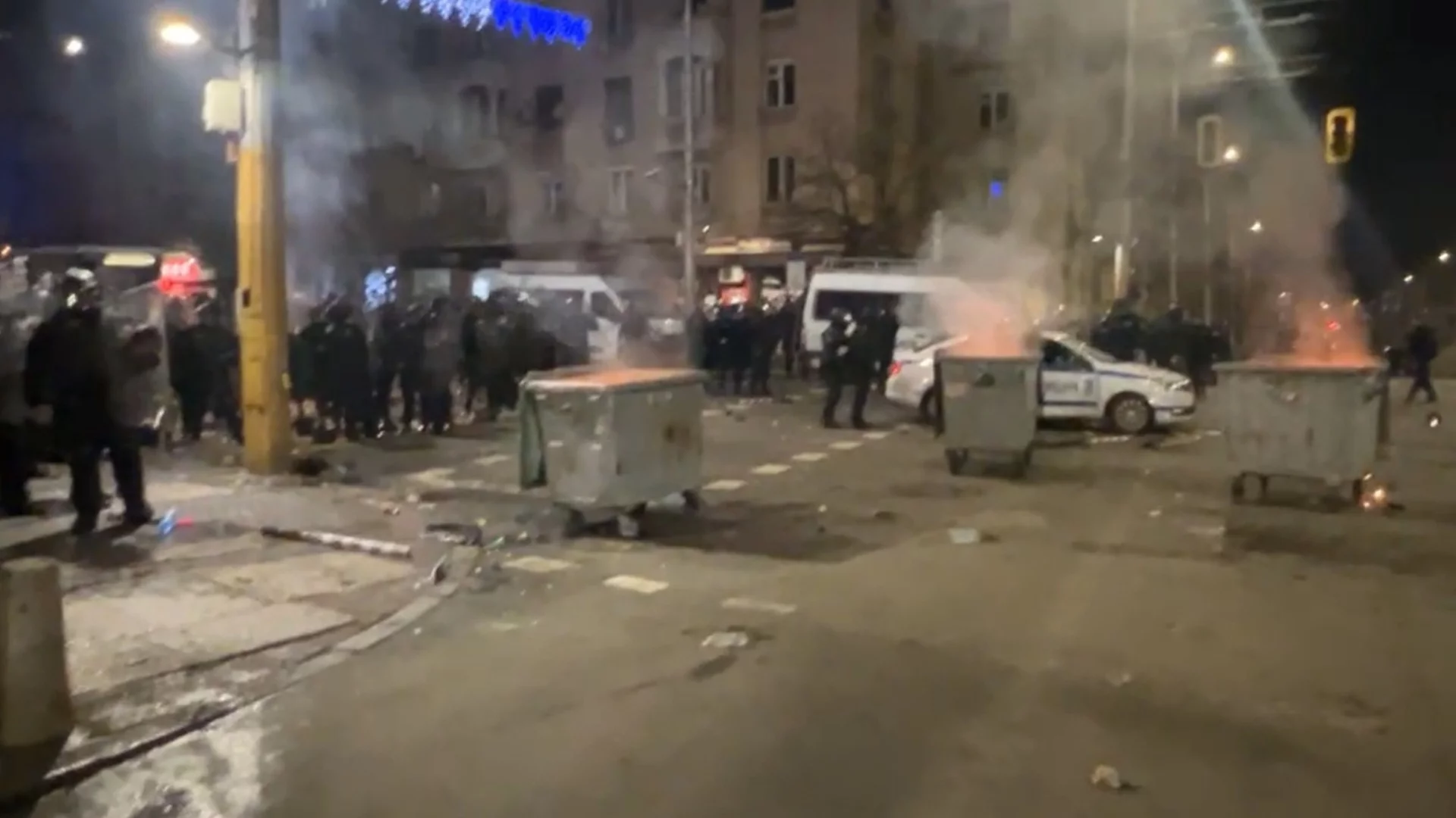 Полицията тръгна с палките и щитовете напред: Погром с протеста при централата на ДПС (ВИДЕО)