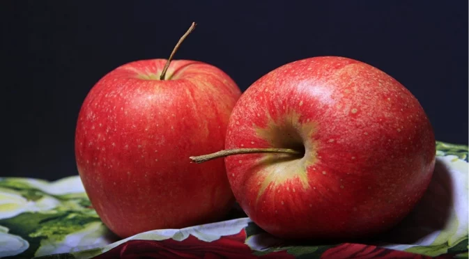 Как да предотвратим потъмняването на ябълки, като ги накиснем във вода с лимон
