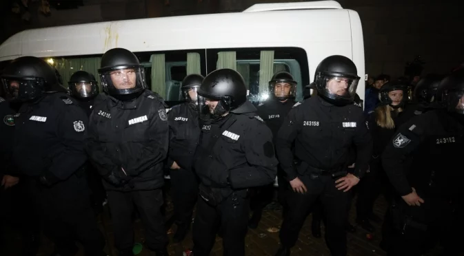 Протестите ще ескалират, черен лебед ще мине пътя на кабинета: Предупреждение от Димо Гяуров