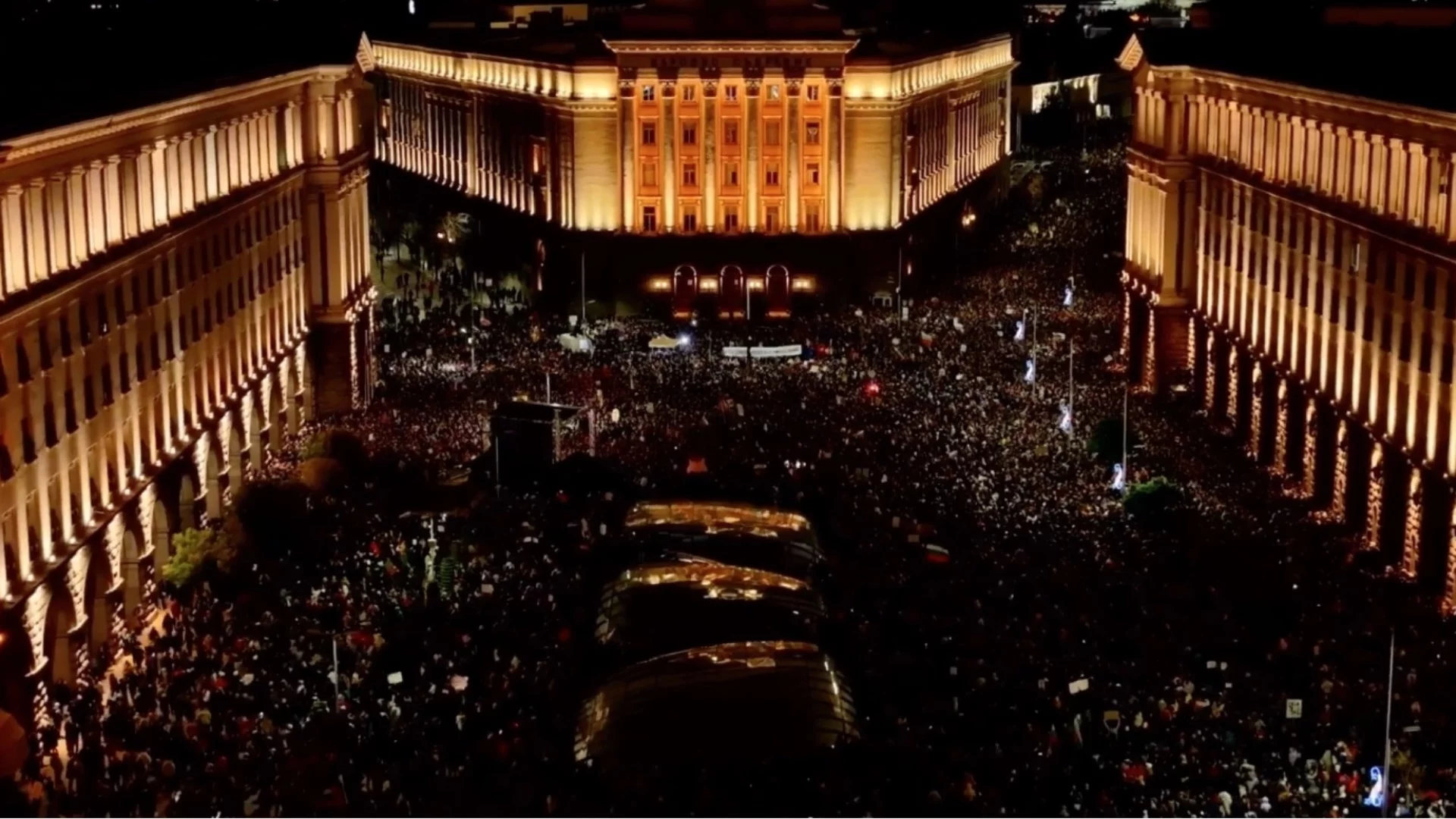 Хиляди на протест срещу бюджета и властта (ВИДЕО НА ЖИВО)