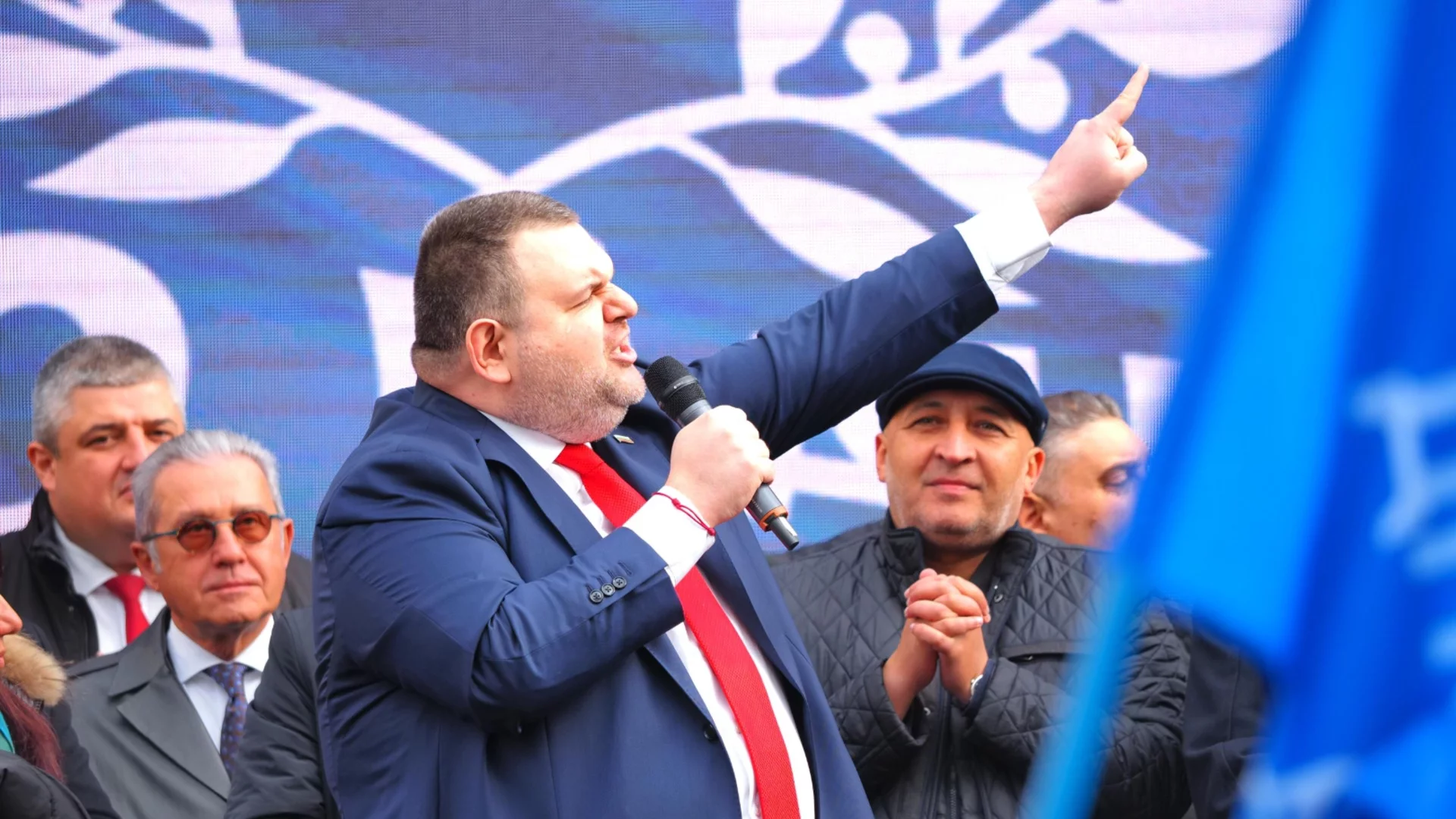 "ДПС няма да бъдем пречупени от вашата агресия": В първата си реакция Пеевски обвини Радев за погромите и палежите