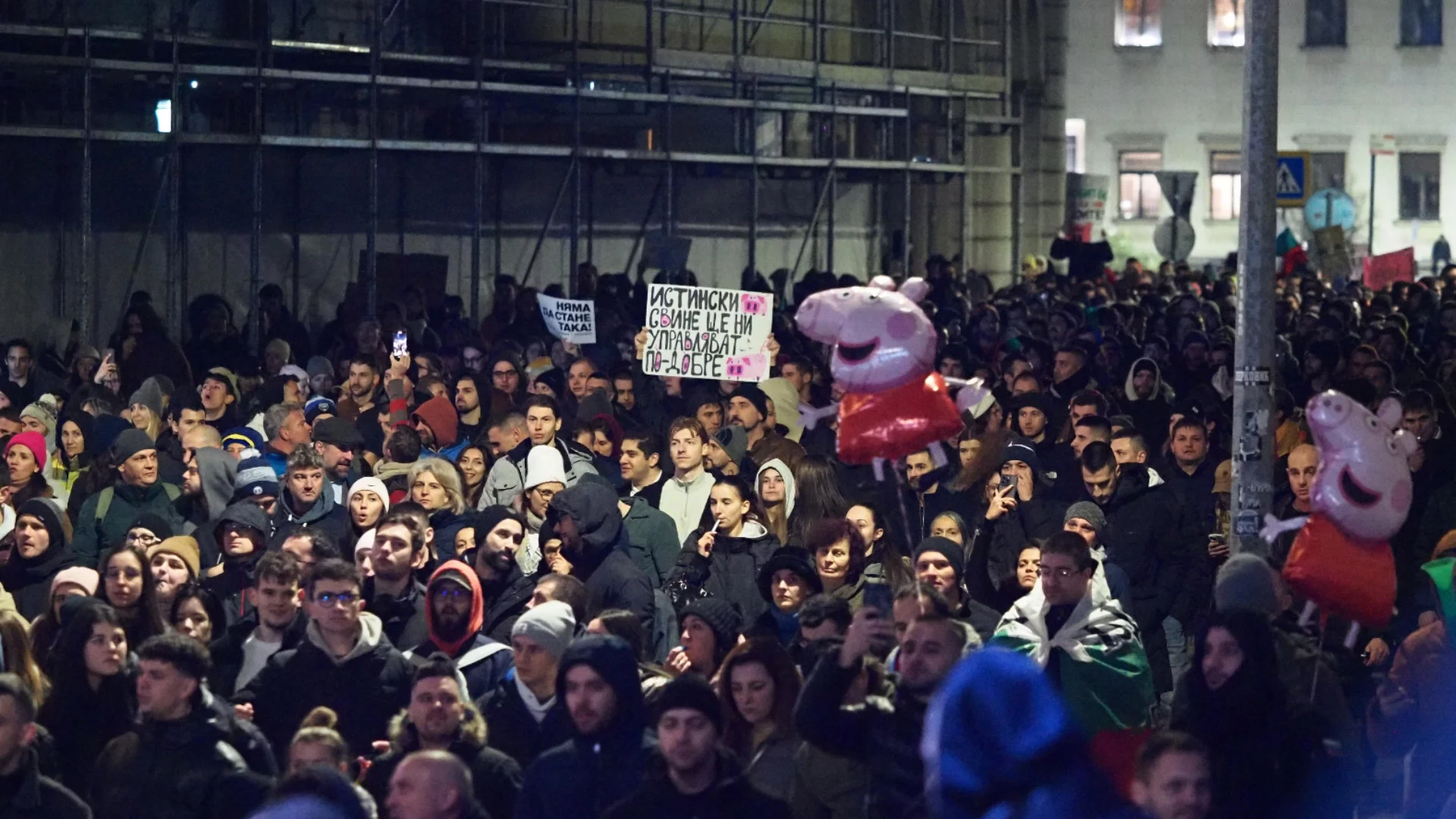 "Очаквам полицията да атакува всеки момент": Провокатори мятат бомбички по МВР пред централата на ДПС (ВИДЕО)