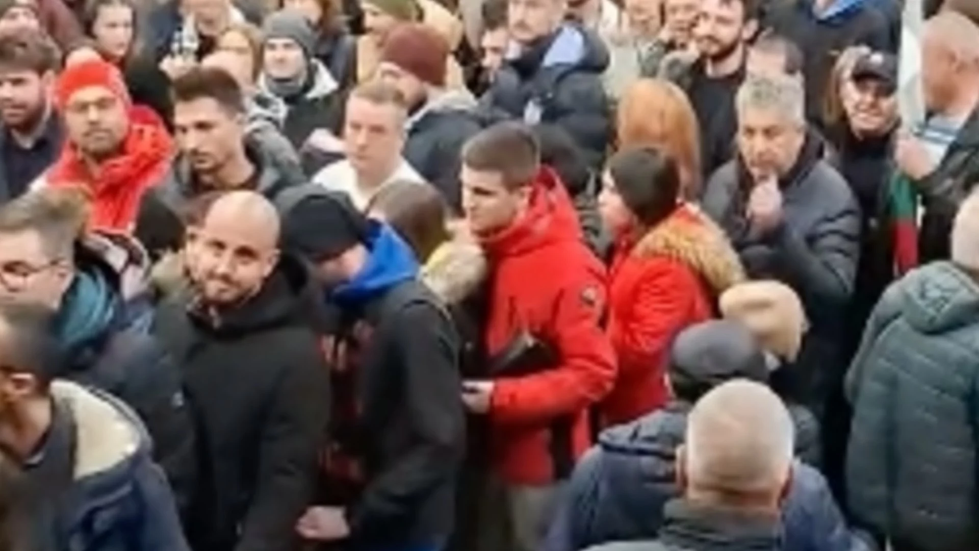 Метрото е претъпкано: Пуснаха допълнителни влакове