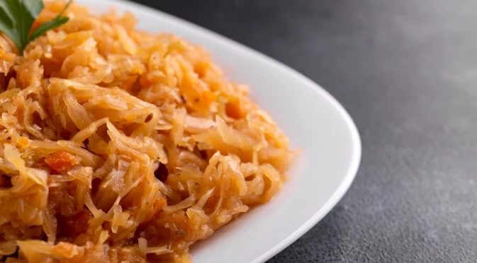 Как да смекчим миризмата на зеле при готвене – ябълка или резен хляб в тенджерата