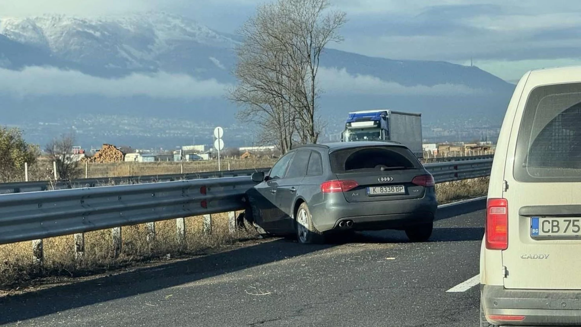 Сблъсък между две коли: Катастрофа на входа на София (СНИМКИ)