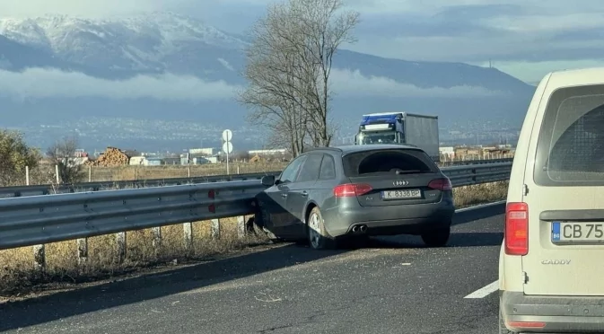 Сблъсък между две коли: Катастрофа на входа на София (СНИМКИ)