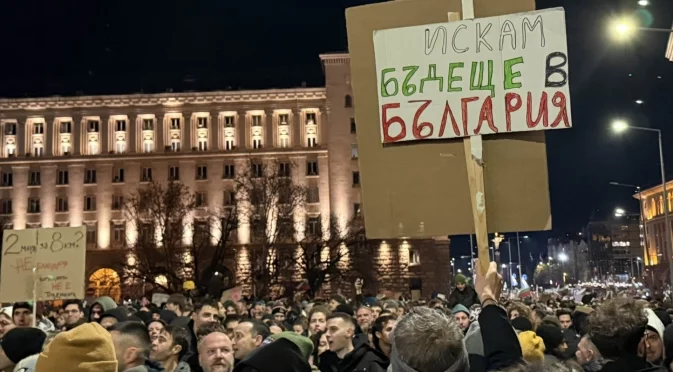 "БНТ лъже, че това са протестиращите": Вандалщината няма нищо общо с протеста, зове Кирил Петков