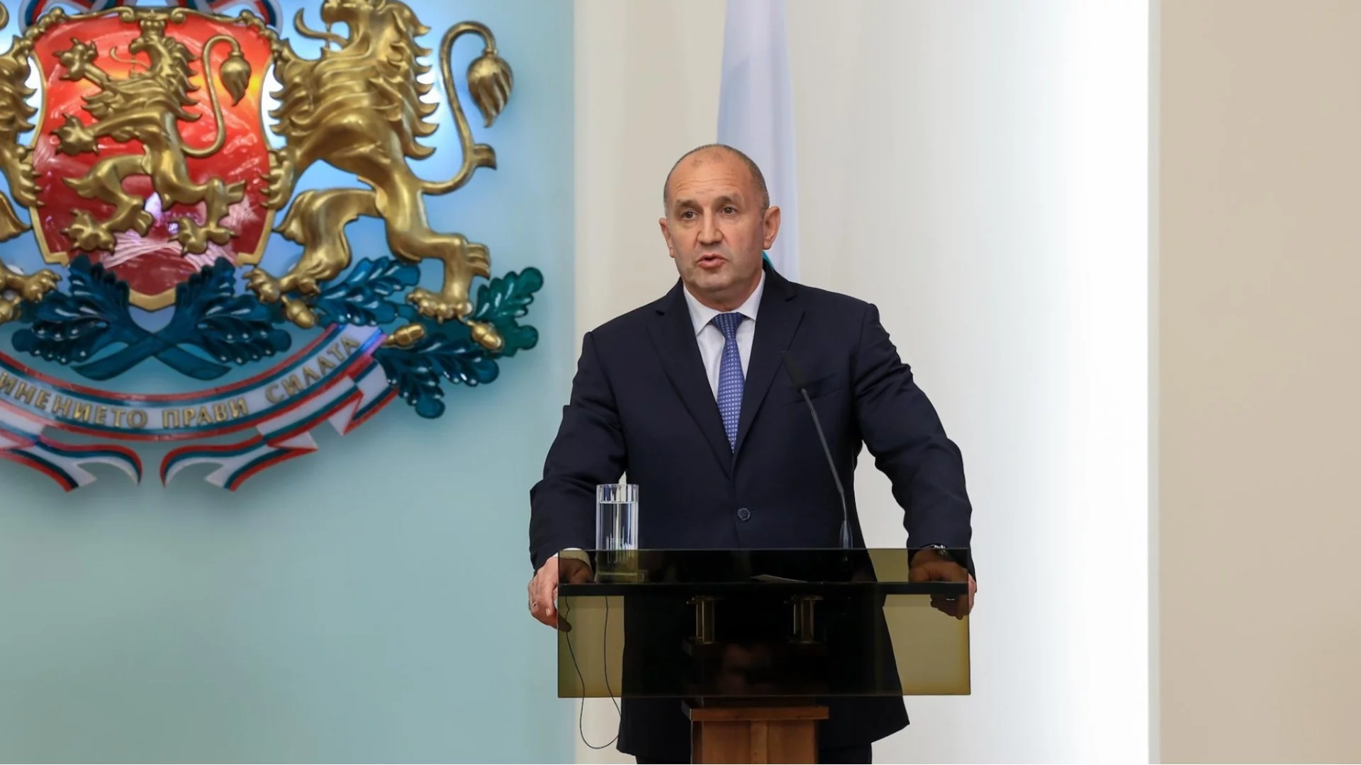 Радев в импотентно обръщение: Оставката е неотложна, изборите - единствен път напред (ВИДЕО)