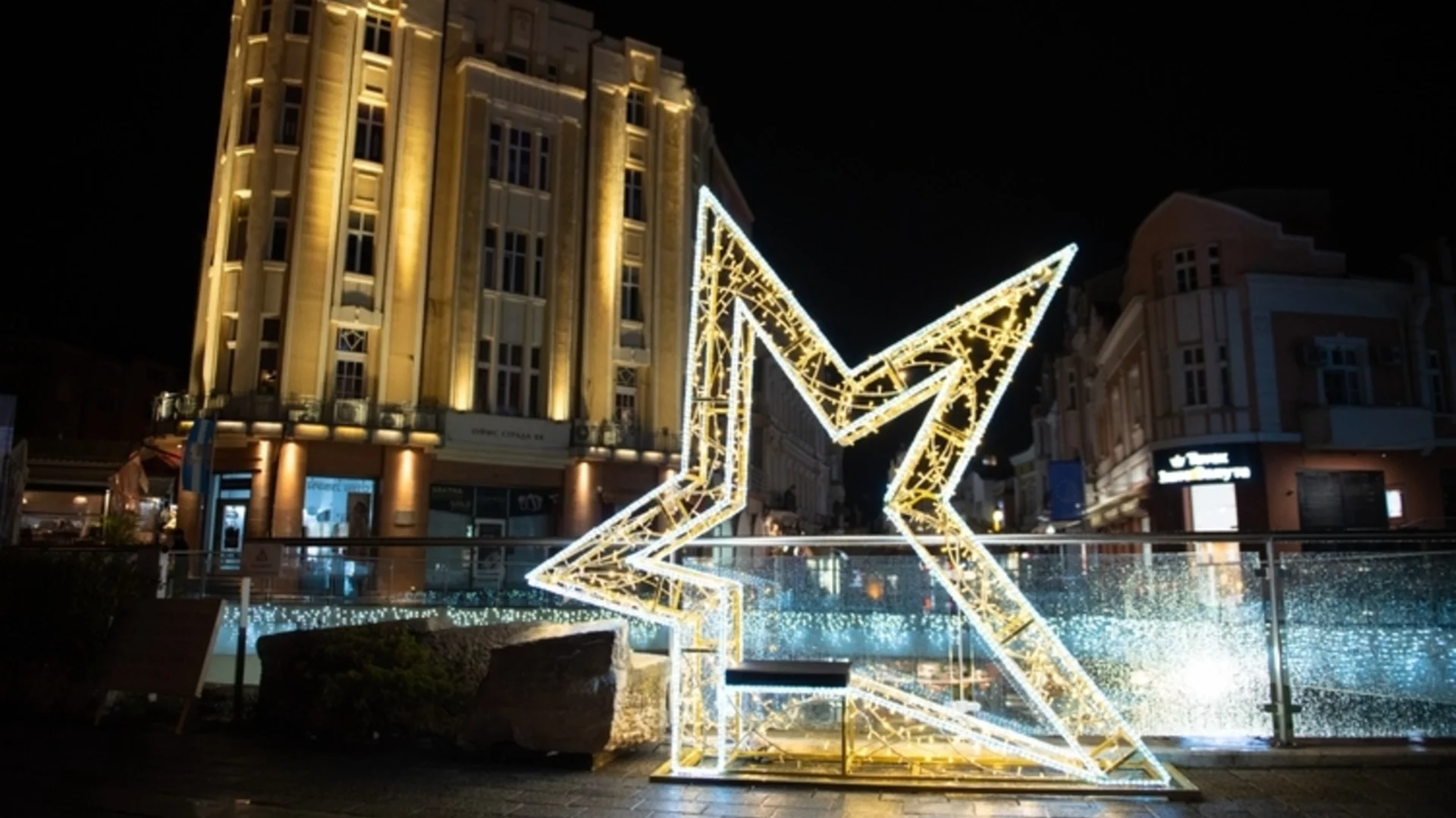 Кметът на Пловдив запали светлините на коледната елха