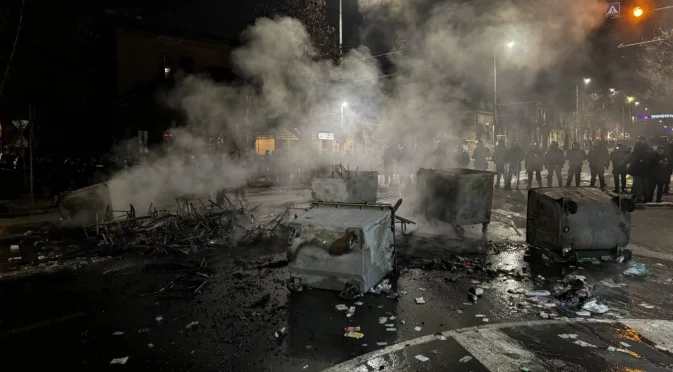 София след погрома: Потрошени улици, контейнери, трамваи