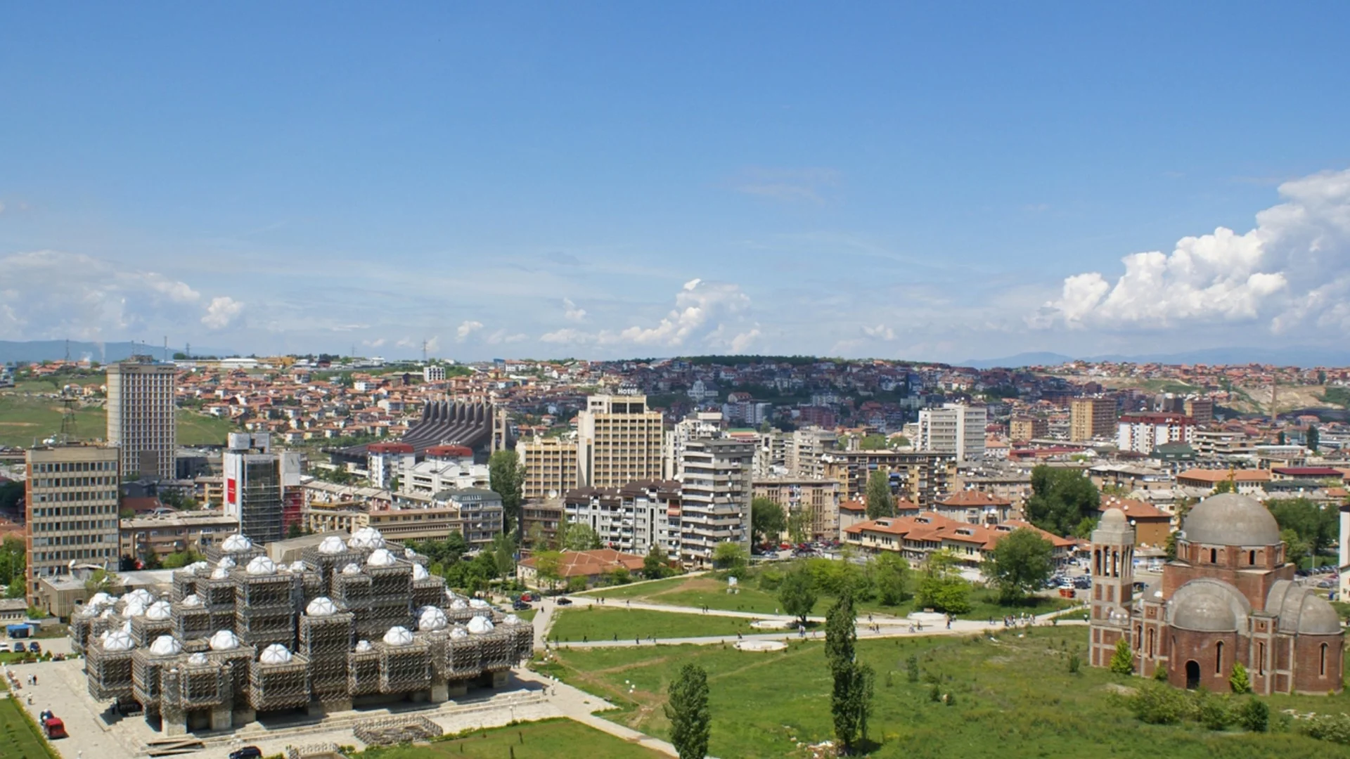 В Прищина ходят пеша: Две седмици са без градски транспорт (ВИДЕО)