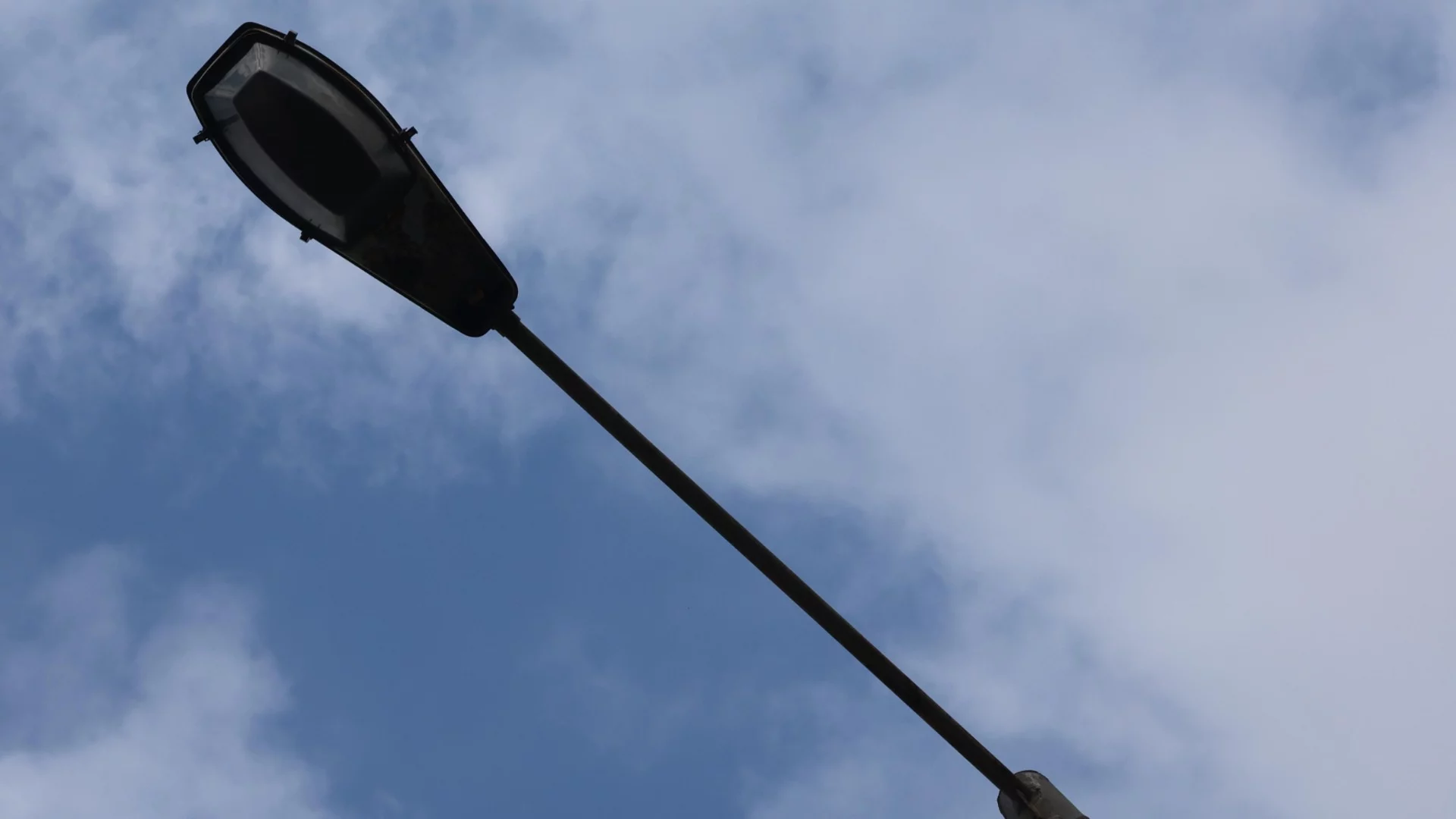 След инцидента от снощи, проблемите с тока в София продължават и днес