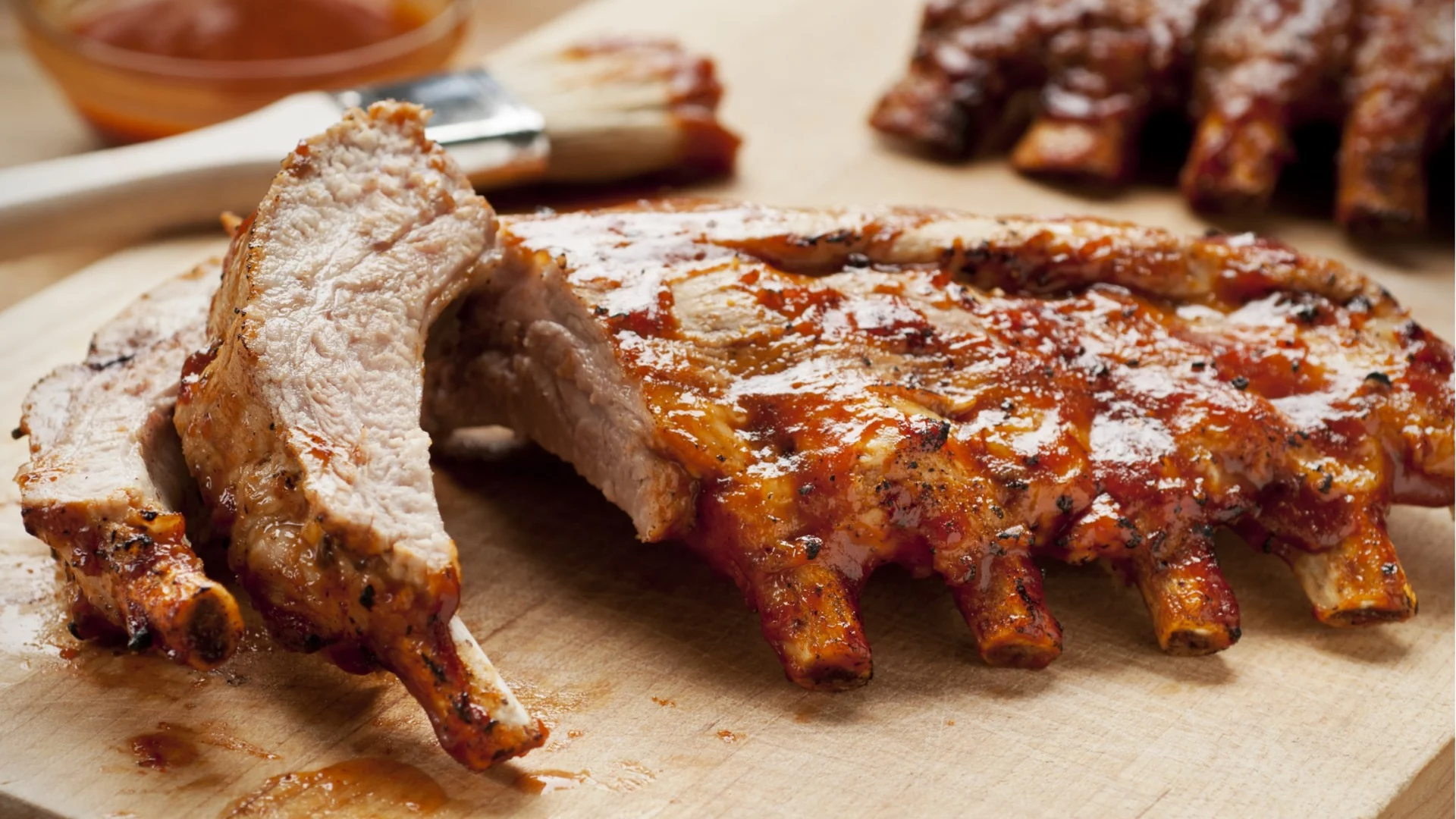 Гениален трик за сочни свински ребра – бавно готвене за максимален вкус