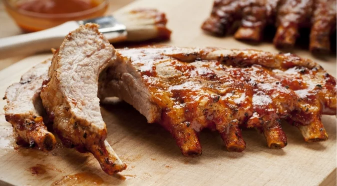 Гениален трик за сочни свински ребра – бавно готвене за максимален вкус