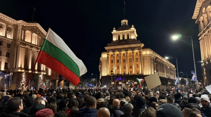 Лакеите на Пеевски и корумпираната им телевизия