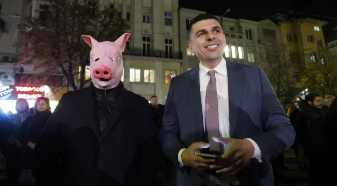 "Повече така не може", "сламено мекере на Пеевски": Ивайло Мирчев не вярва оставка на властта да е проблем за еврото