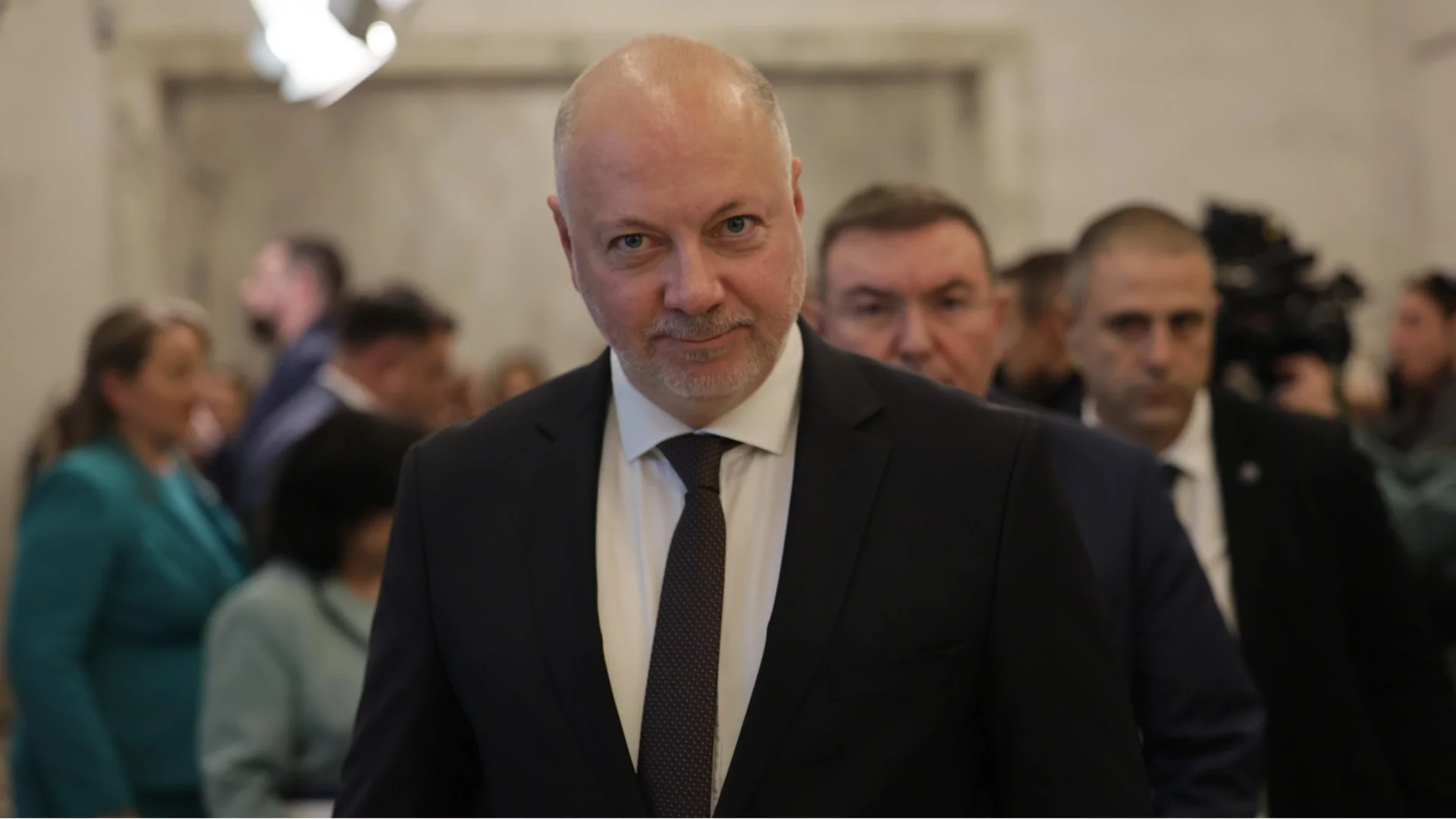 Правителството отказа да подаде оставка - даде на заден ход по елементи от бюджета, но се "закрепи" за еврото (ВИДЕО)