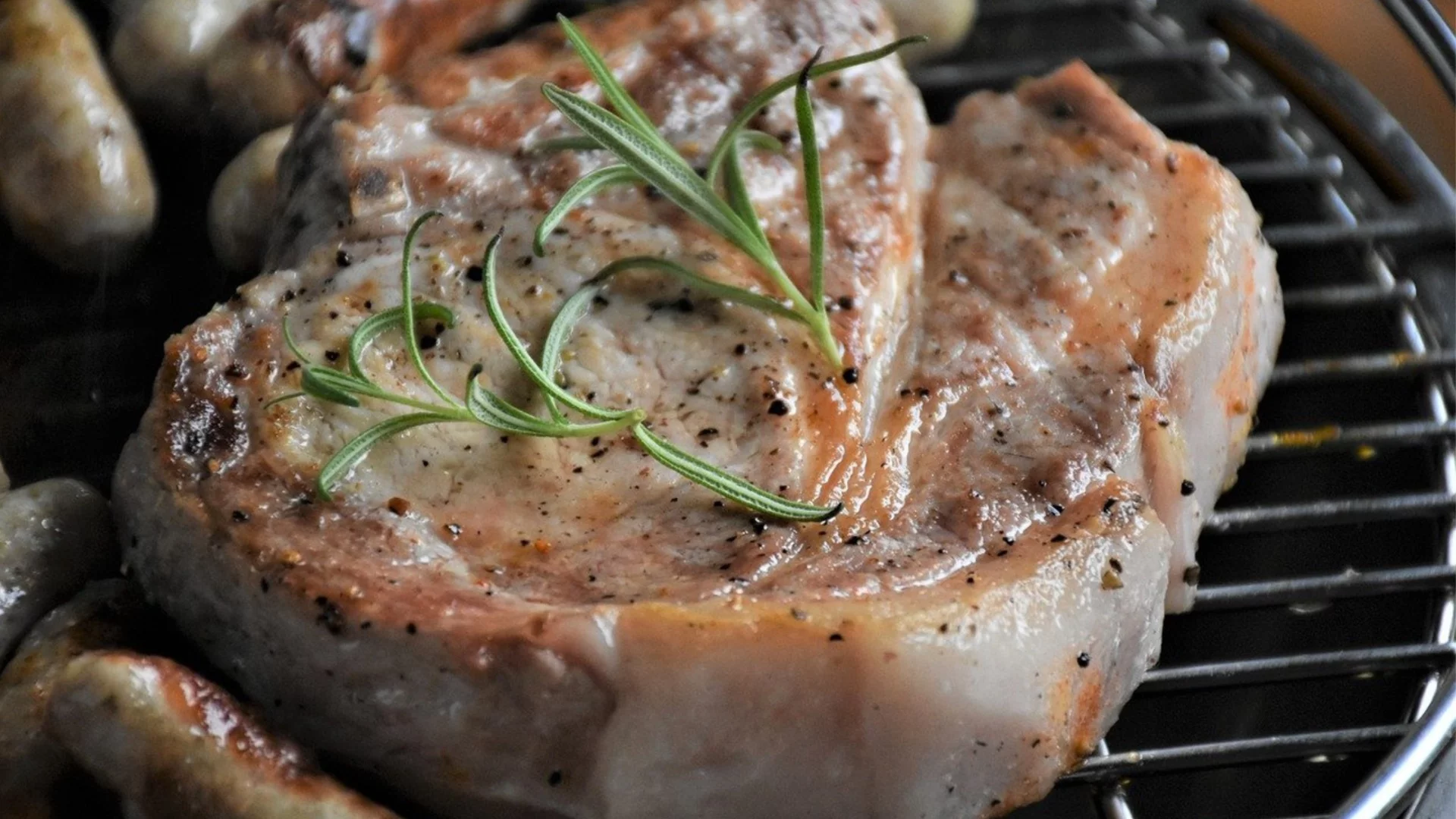 Свинска вратна пържола – как да постигнем баланс между мазнина и сочност