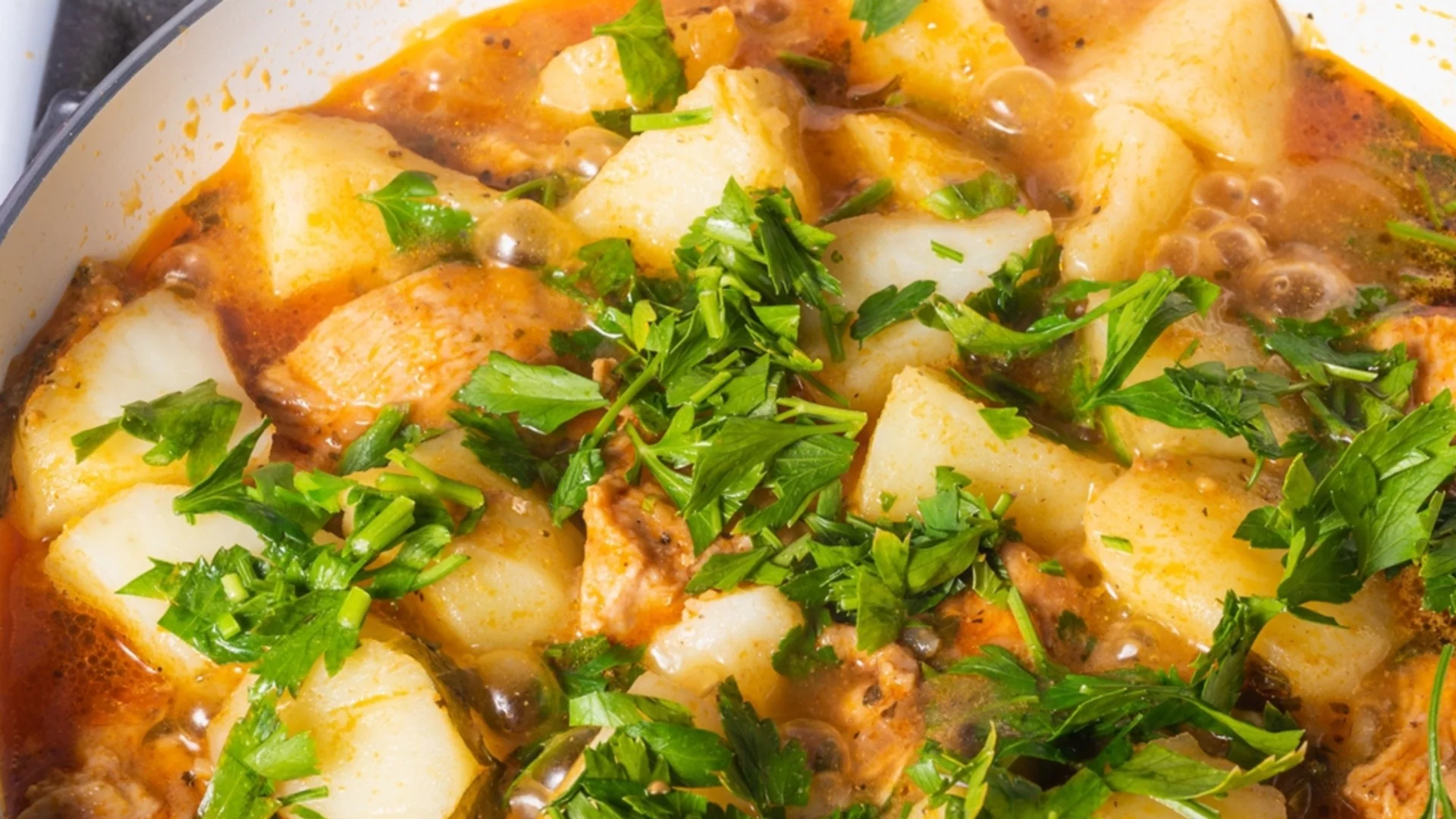 Тази постна картофена яхния с праз и моркови е любима на спазващите Коледните пости