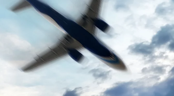 Двигателят гори: Самолет аварира в небето край Москва (СНИМКА И ВИДЕО)