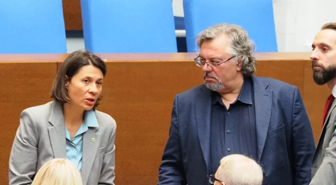 Остриета на "Да, България" пеят песен за Пеевски пред елхата (ВИДЕО)