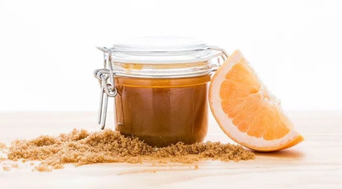 Две домашни рецепти за меки устни и копринена кожа през зимата