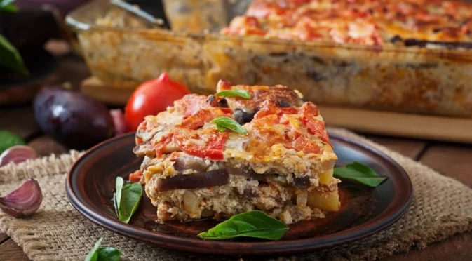 Постна мусака с картофи, ориз и зеленчуци, която се харесва и на месоядните