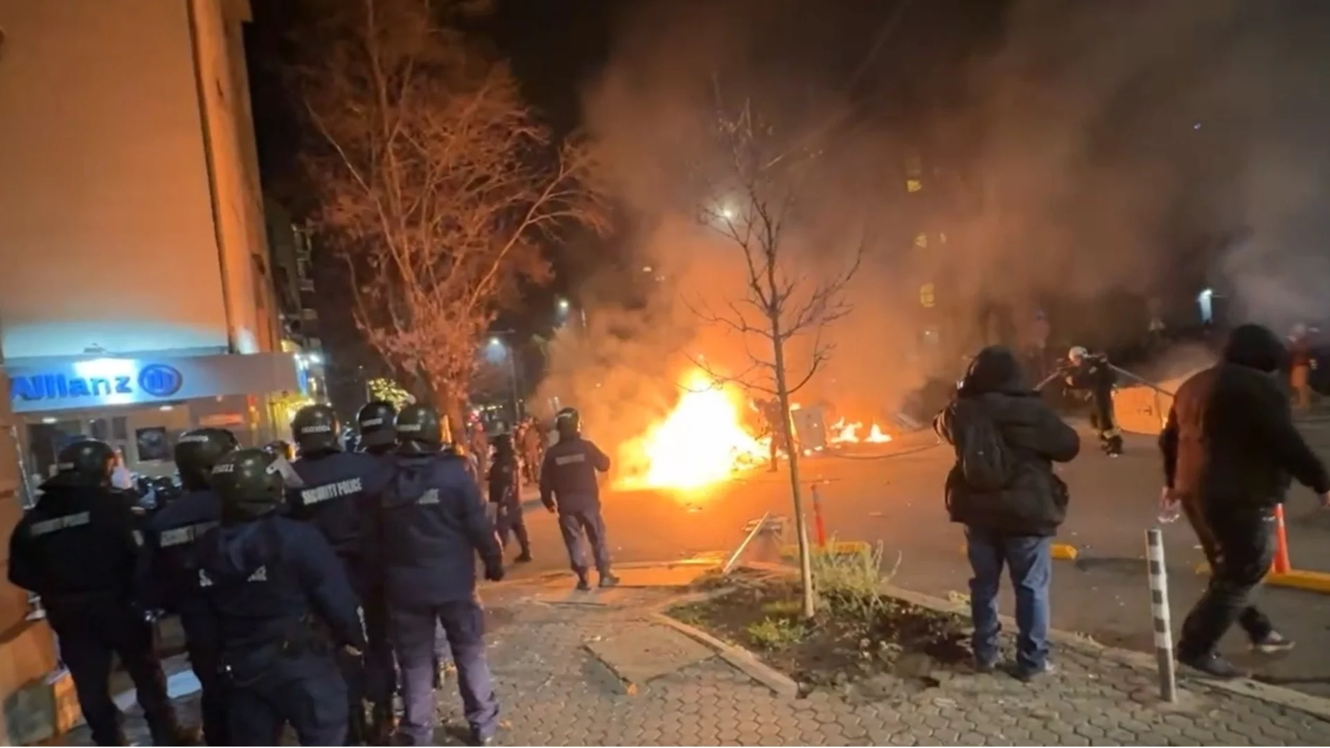 Разкази за арестувани на протеста в София и побой от страна на полицаи в Пето РПУ (ВИДЕО)