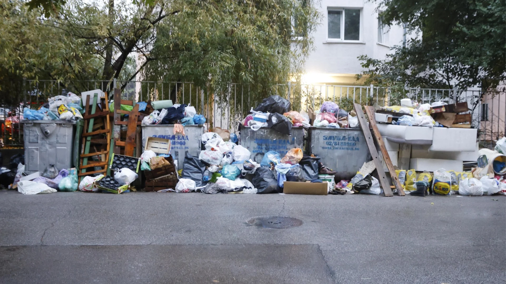 В още три района в София кофите за боклук преливат. Според кметовете обаче всичко е под контрол (СНИМКИ)
