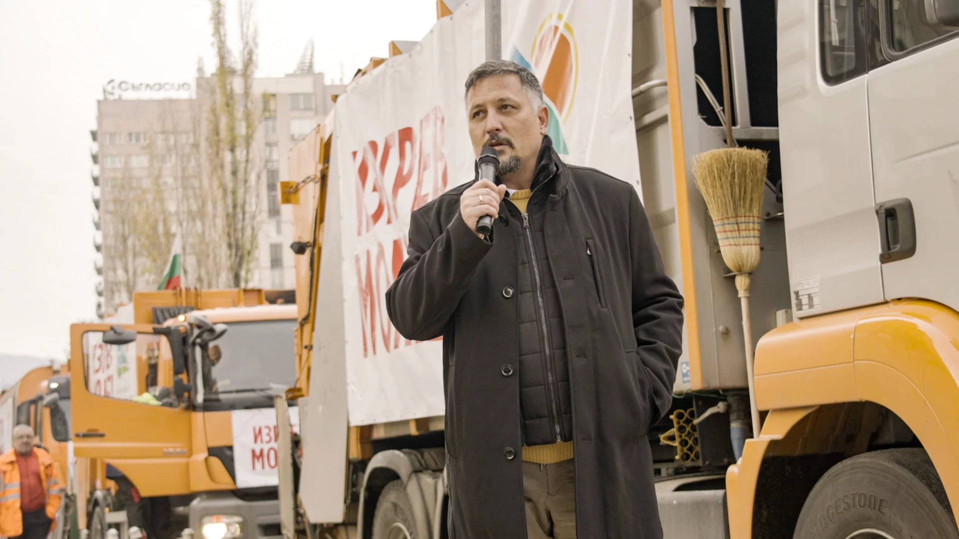 "Изгрев може!": Кметът д-р Делян Георгиев подсигури сметопочистването на столичния район с 5 нови камиона (СНИМКИ и ВИДЕО)