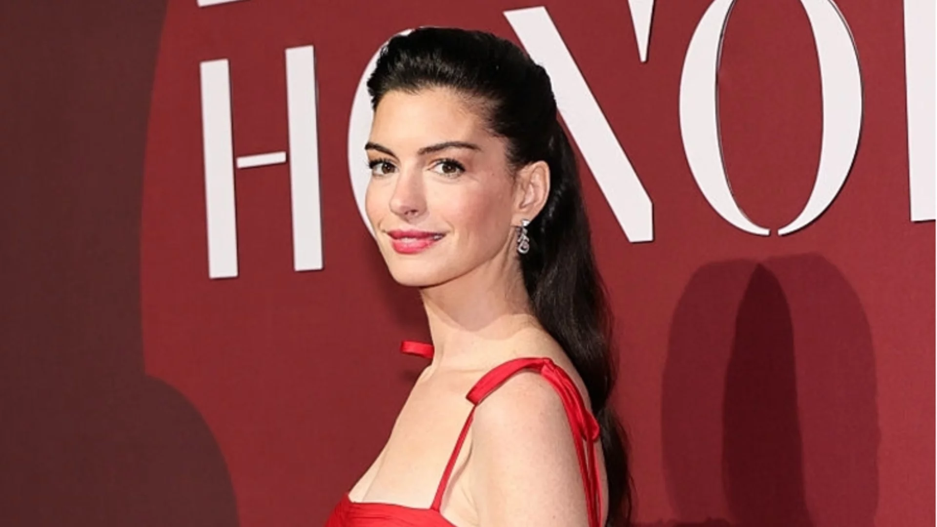 Ан Хатауей в роля като никога досега: Музикална звезда в напрегната драма (ВИДЕО)