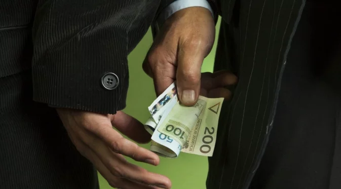 Навсякъде в ЕС: Задължително от 3 до 5 години затвор за корупция