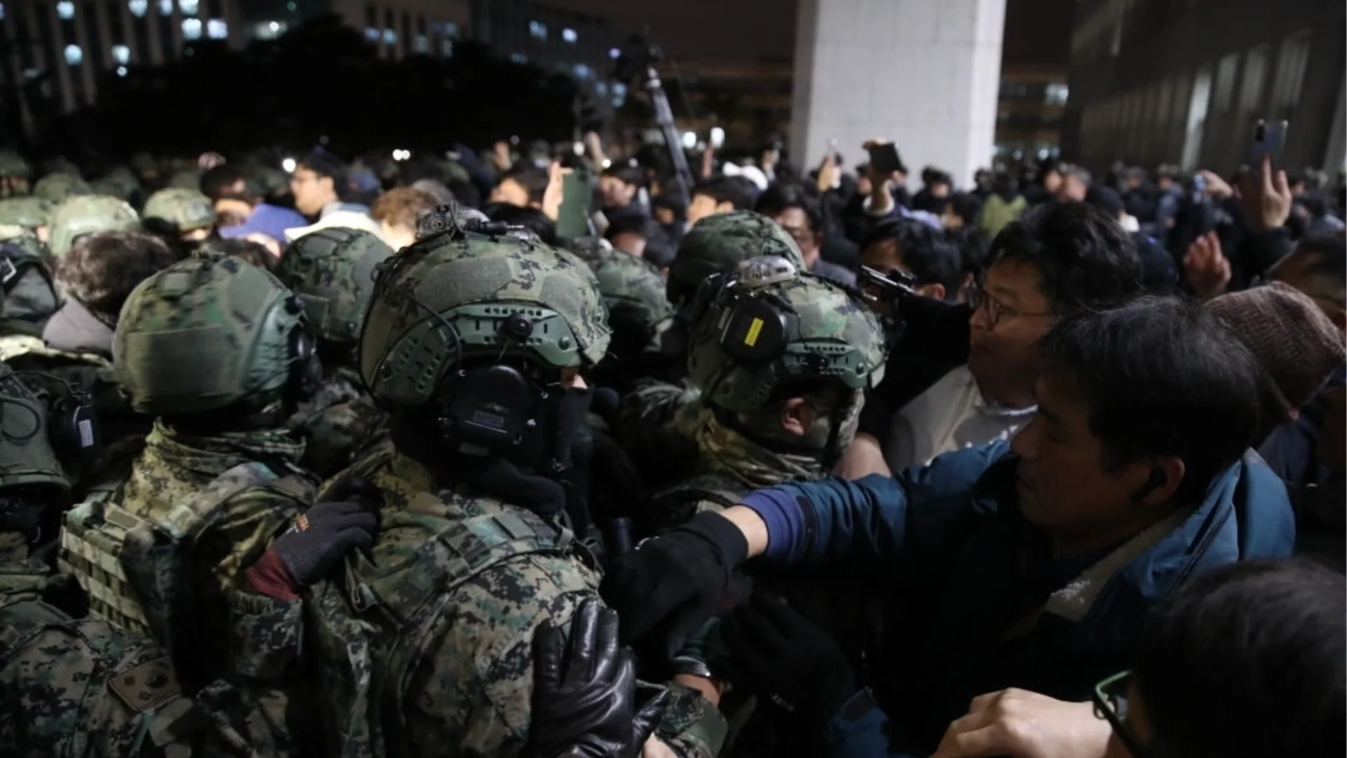 Година по-късно: Сеул продължава да се справя с ефектите от военното положение