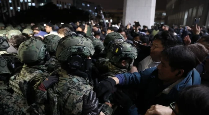 Година по-късно: Сеул продължава да се справя с ефектите от военното положение