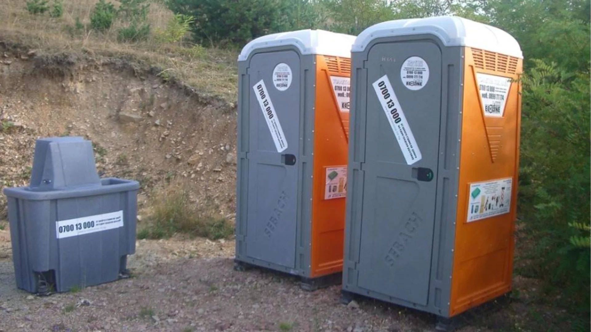 Необичаен инцидент на АМ "Тракия": Камион разпиля химически тоалетни