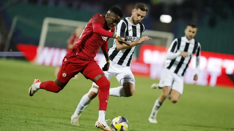 ВАР помогна на ЦСКА да продължи серията си - дузпа в края промени всичко