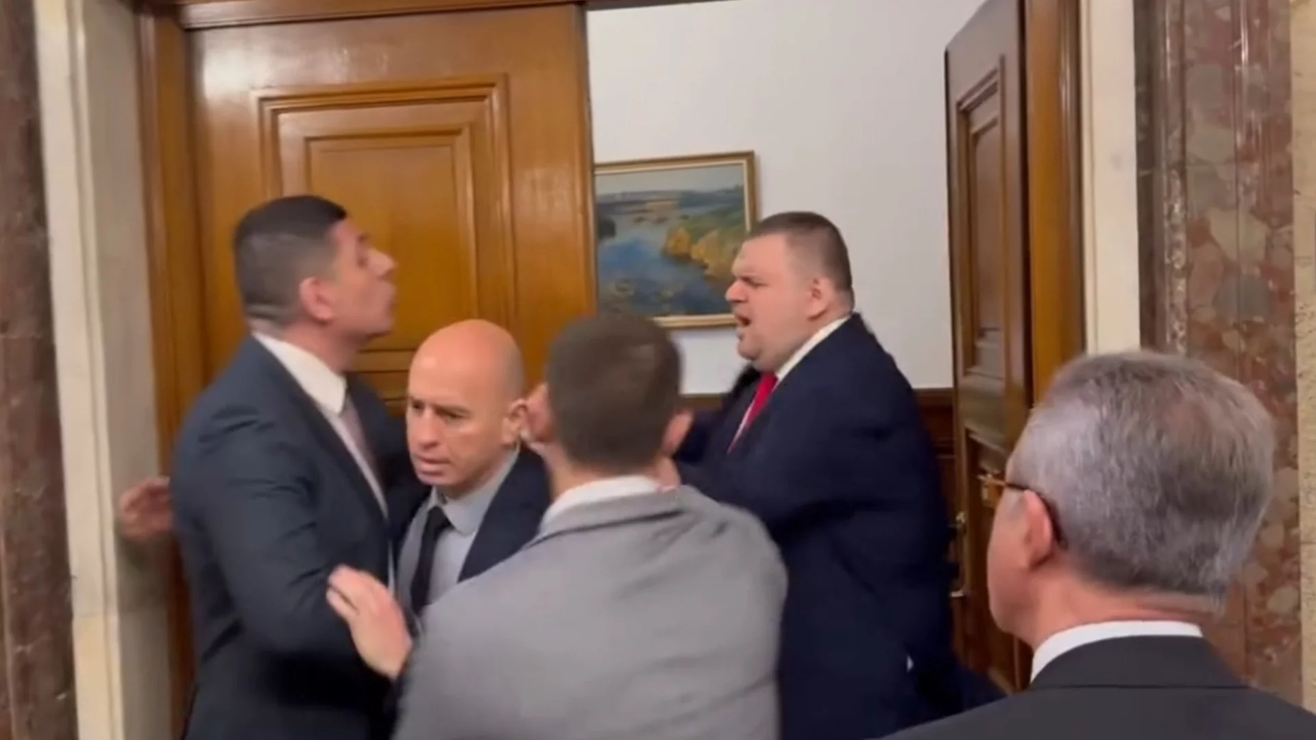 "Ела тука, бе, мафия мръсна! Пред боклуци като теб не се навеждам": Мирчев и Пеевски в жесток скандал (ВИДЕО)