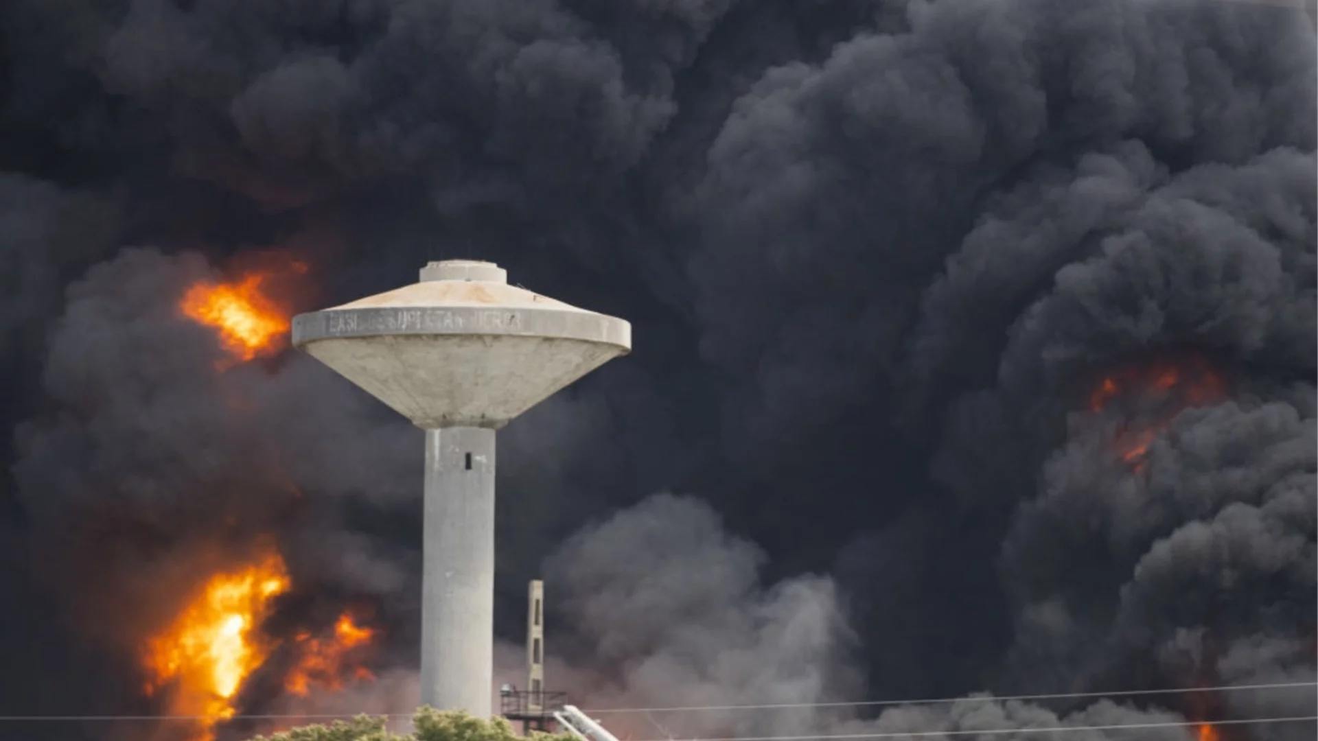 Украйна подпали петролно депо и атакува резервоари за гориво, Русия уби цивилни с дронове (ВИДЕО)