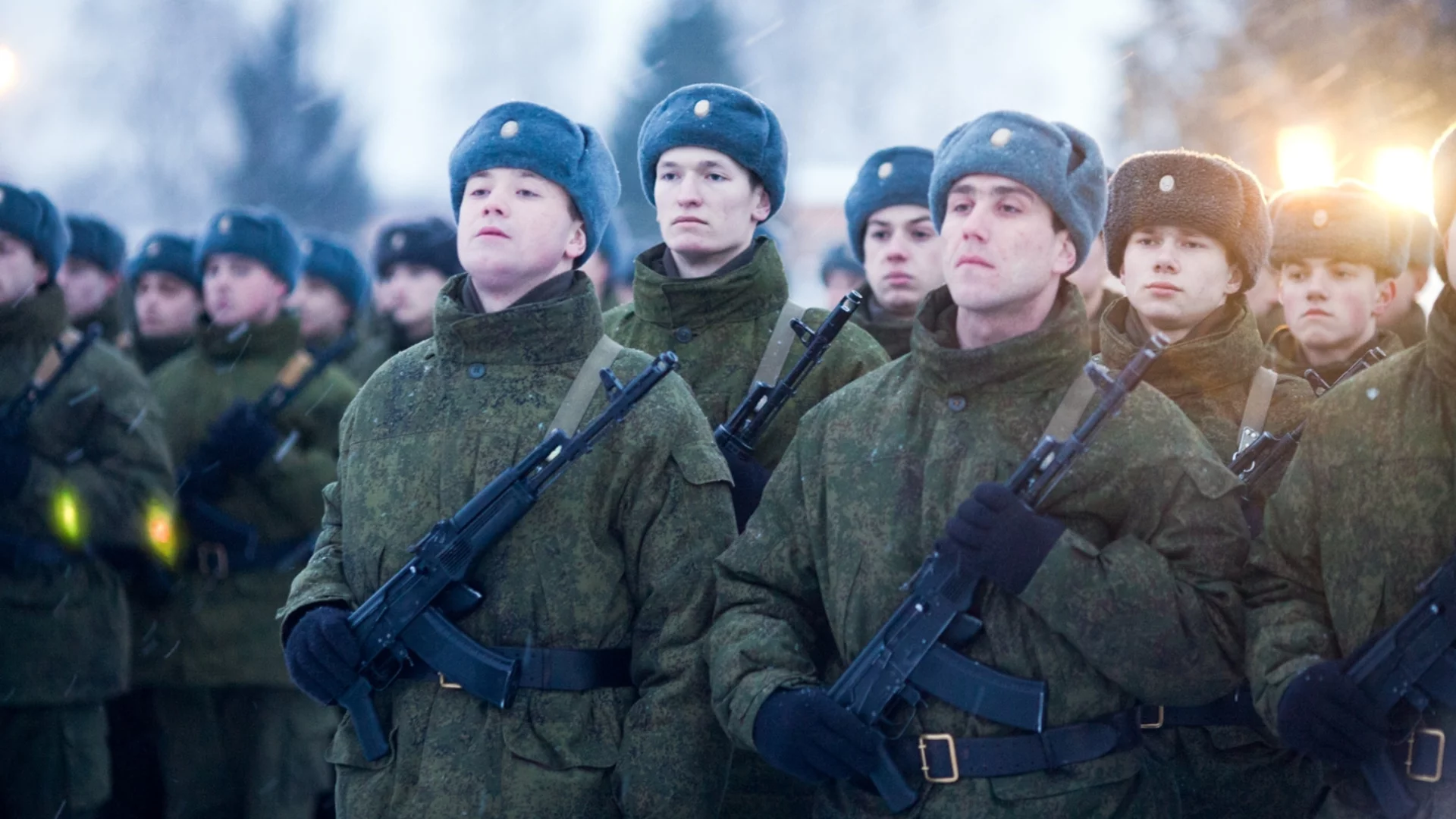 Призовка за служба в армията на Путин директно на летището: Руска телевизия го показа (ВИДЕО)