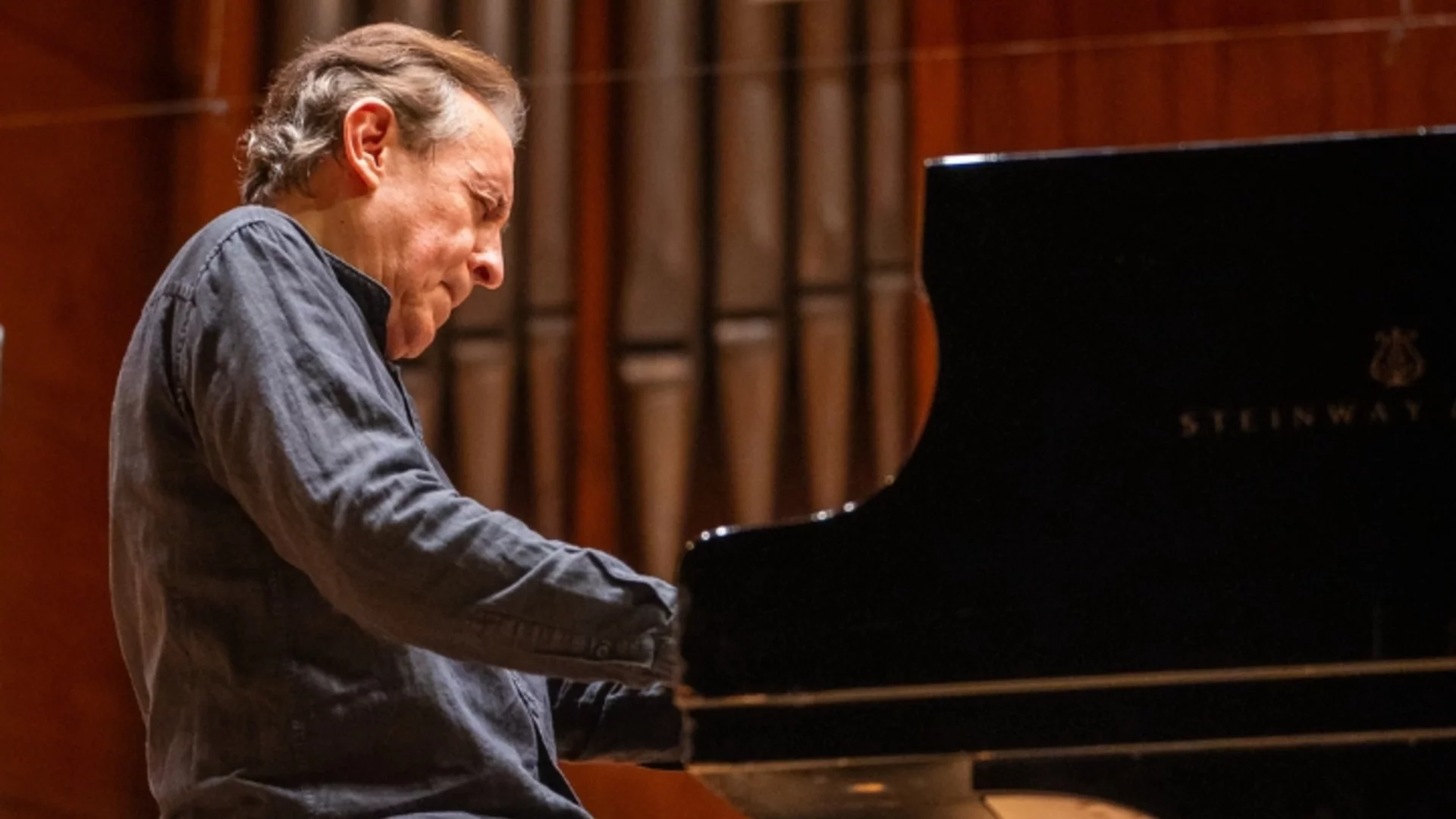 Търновската публика в очакване на изключителния пианист Людмил Ангелов