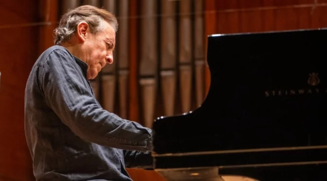 Търновската публика в очакване на изключителния пианист Людмил Ангелов
