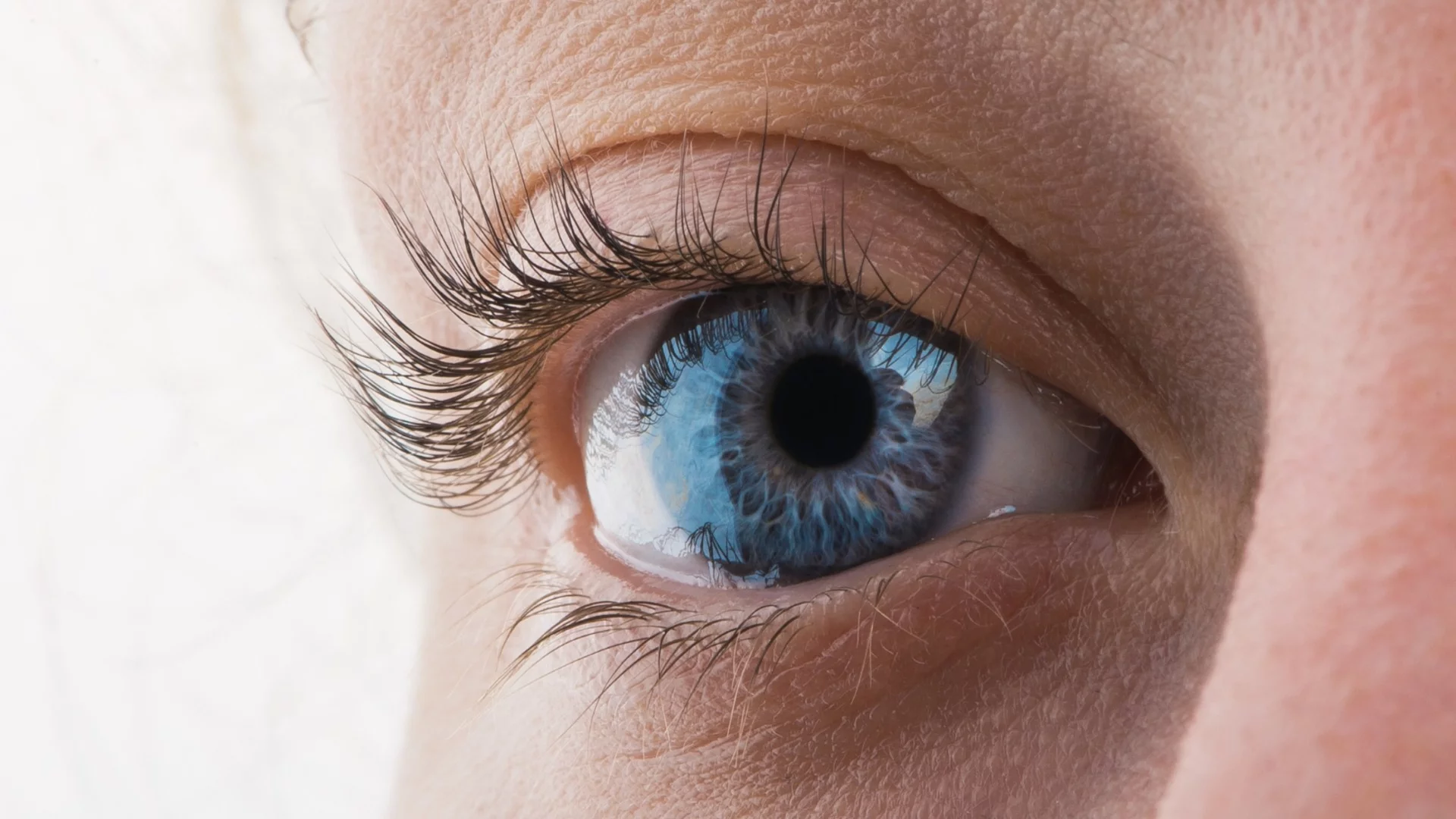 Революционно: Сляп мъж прогледна с 3D принтирана роговица