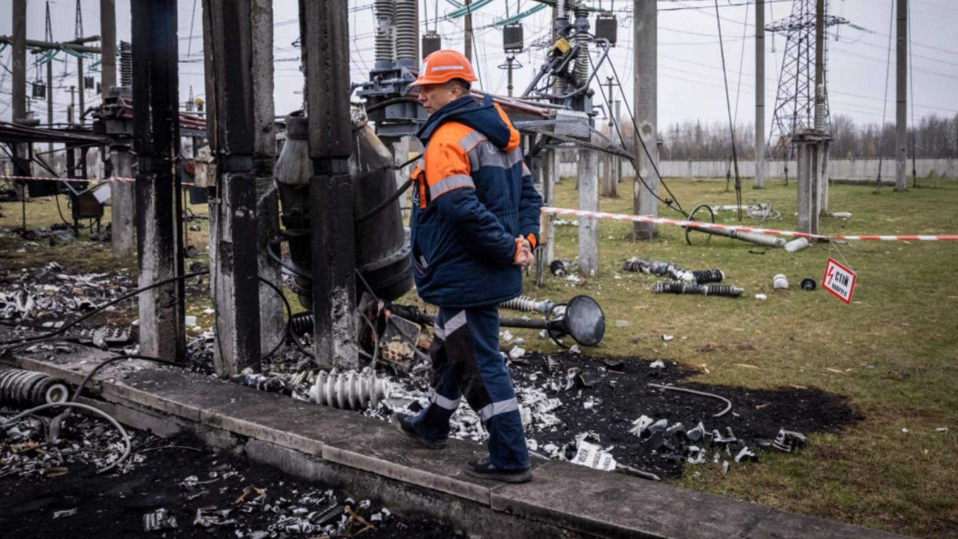 Десетки хиляди без ток и парно в Украйна: Официални данни