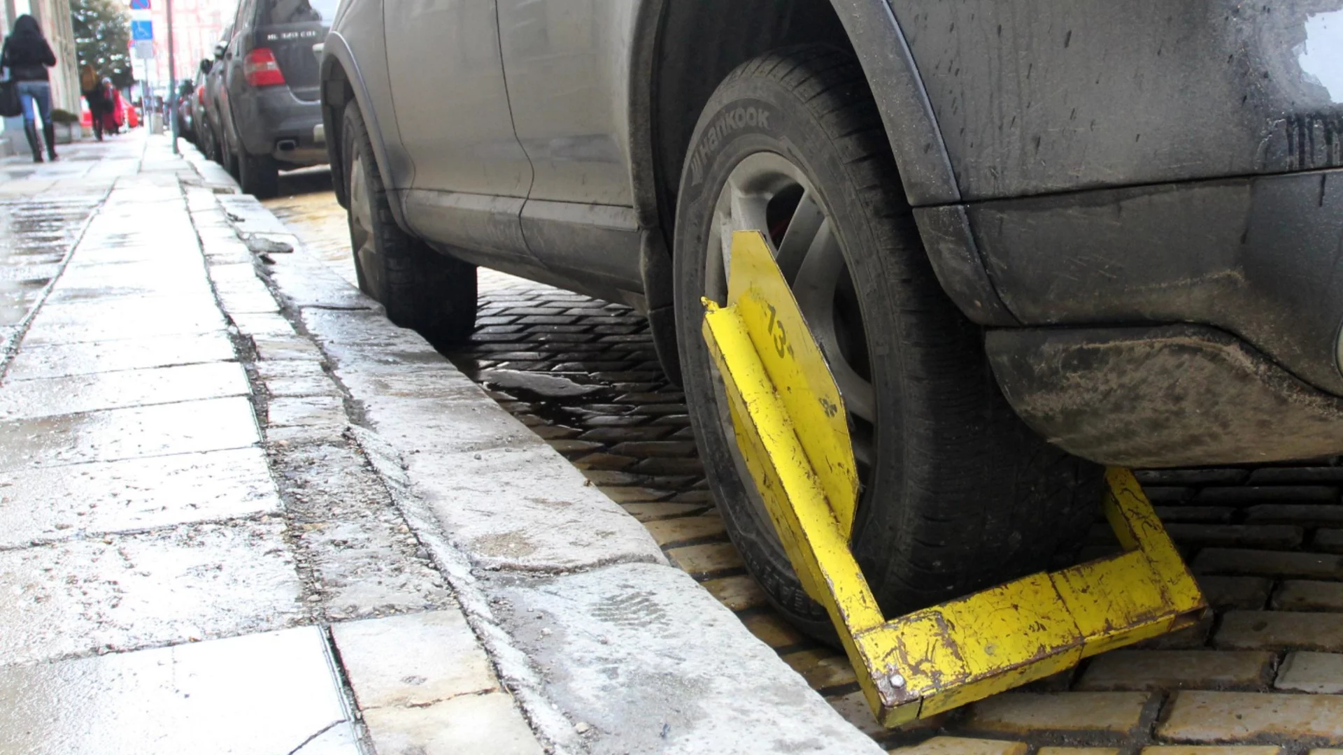 Сам си свалил скобата: Ще се размине ли шофьорът само с глоба?