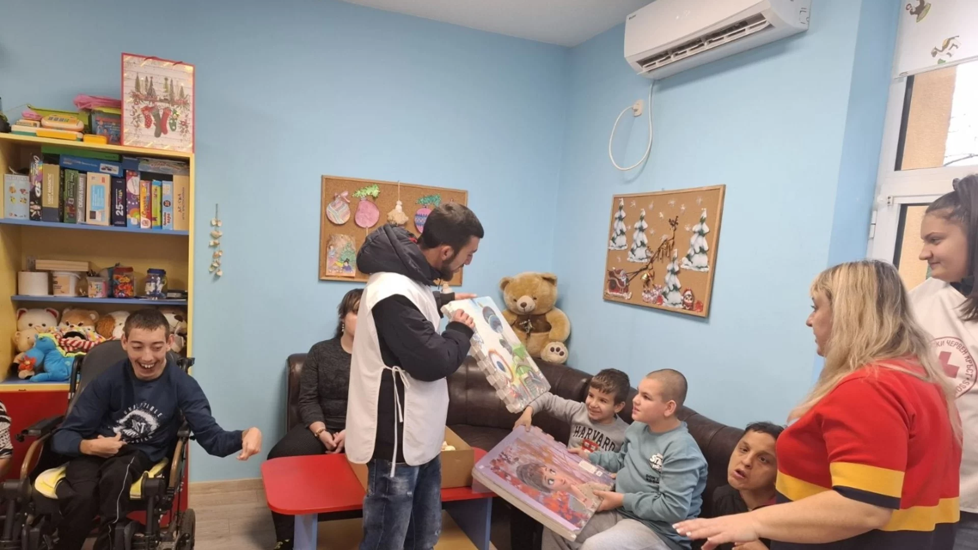 Младежи от училищата в Тетевен зарадваха с подаръци потребителите на Центъра за лица с увреждания