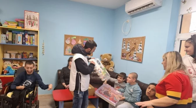 Младежи от училищата в Тетевен зарадваха с подаръци потребителите на Центъра за лица с увреждания