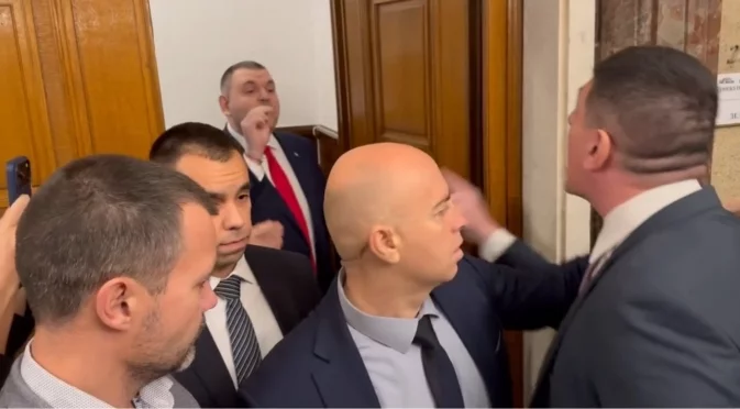 "В превод Пеевски ни каза: "ПП-ДБ са ужасни, защото са се докосвали до мен, а аз съм токсичен"