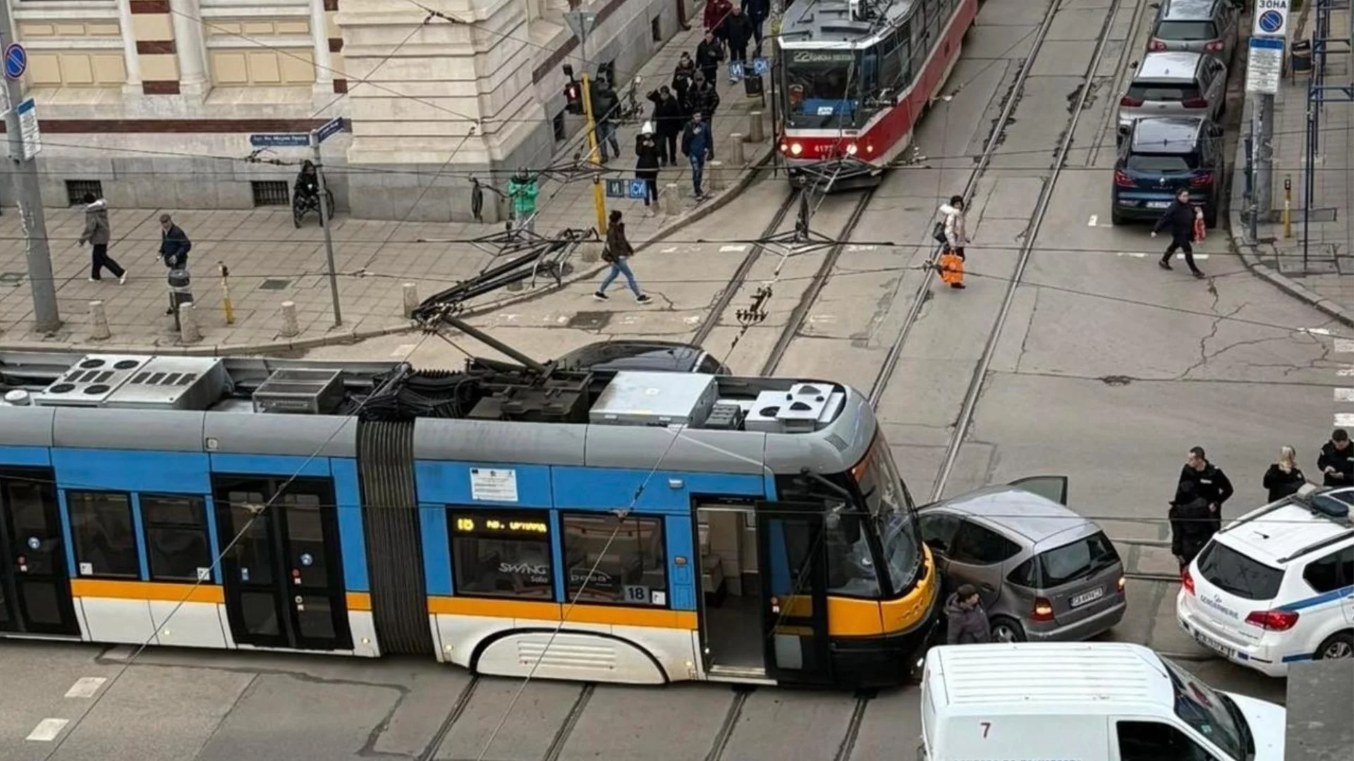 Трамвай и кола се сблъскаха в центъра на София