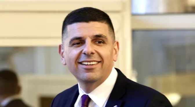 Експертите по сватбени ритуали са Делян Пеевски и Бойко Борисов (ВИДЕО)