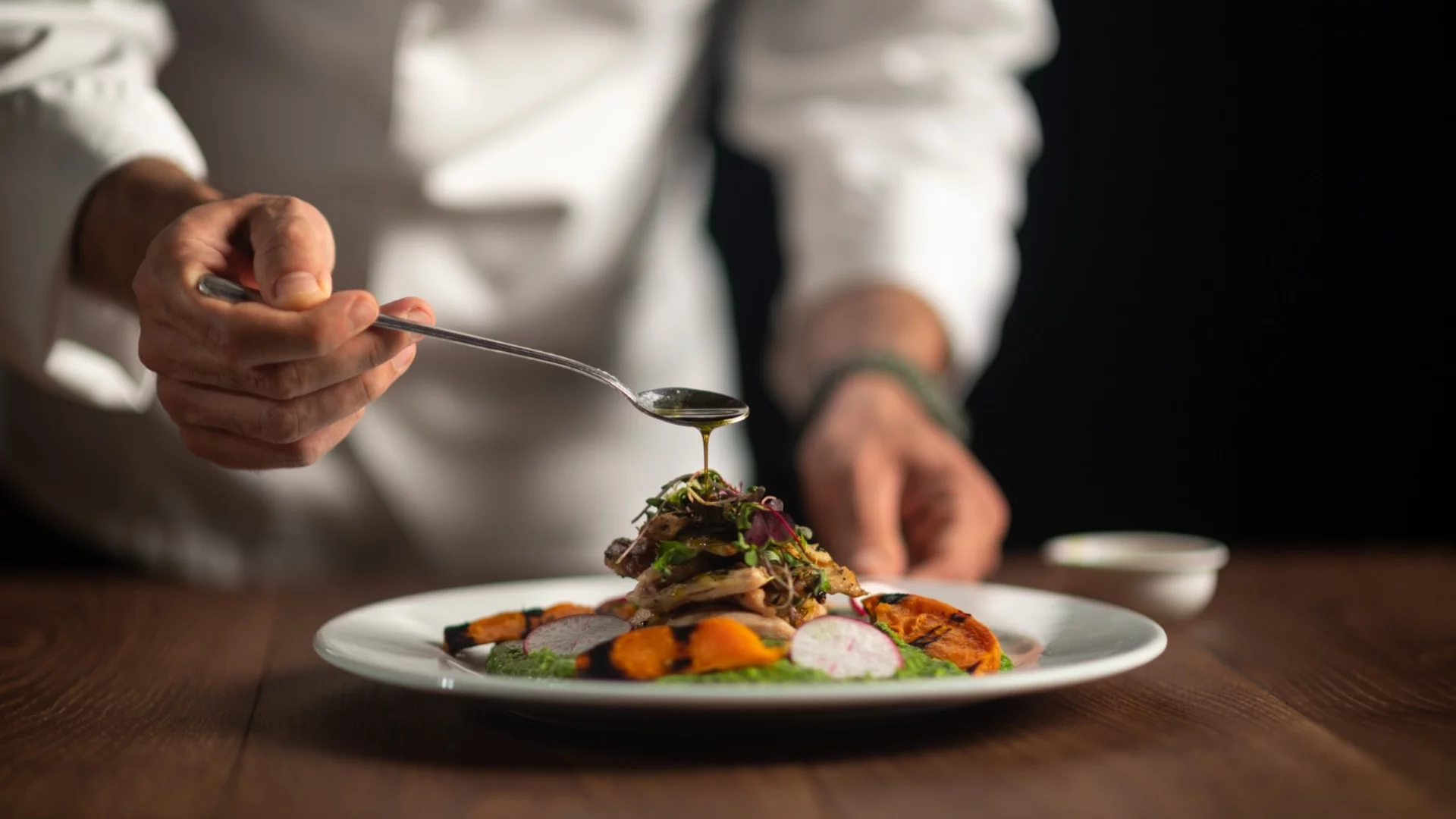 "Тартар от динозавър" и дигитални специалитети: Представиха първия AI готвач 